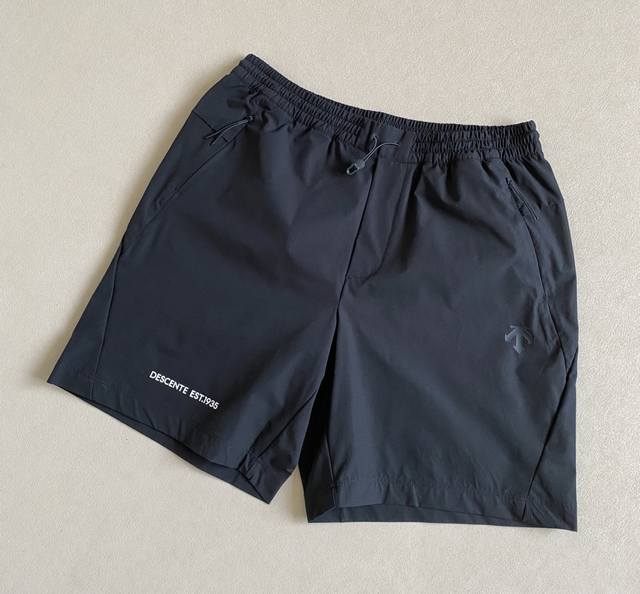 上新 ！小黑盒系列 Des Essential系列男士梭织短裤夏季新品 采用经典Tricot面料制成的运动短裤，触感细腻、柔软亲肤，同时具有接触凉感与Upf +