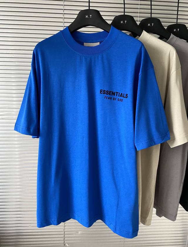 上新 ！你的衣橱基石，舒适百搭的Essential短袖就是穿搭的完美起点 纯粹舒适 精选优质棉感面料，柔软亲肤，透气自在，让身体享受“会呼吸”的日常经典廓宽恰到