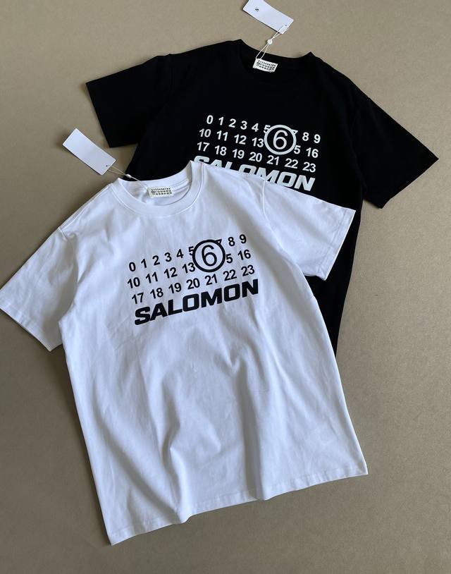 上新 ！高克重 Salomon 萨洛蒙 X Magiera Mm6 马吉拉联名款 6号数字+字母 印花圆领短袖T恤 采用全进口定制面料，高达310G克重 %双纱