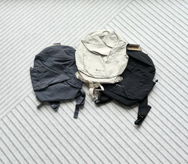 上新 ！出口日本订单 雪峰Snowpaek 17L尼龙面料超轻量户外徒步防水背包 男女款 尺寸：28*12*42Cm，17L 颜色：灰色 黑色 米白色 细节做工