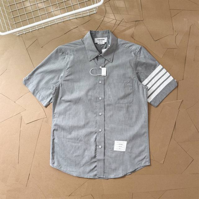 Tb薄款钱布雷布四杠短袖衬衫 T98 Thom Browne .汤姆布朗.Tb钱布雷布薄款后领三色织带夏季短袖衬衫 意大利制造产地小标 Zp牛津纺定制面料 采用