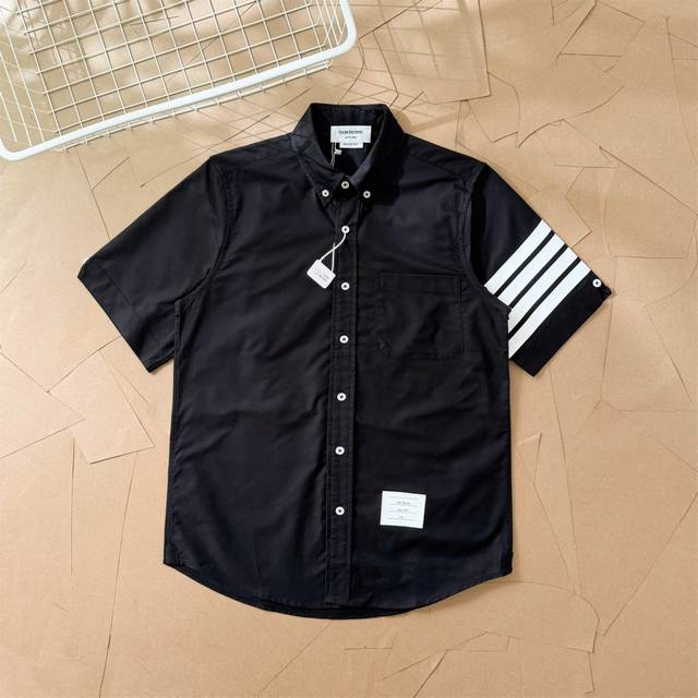 Tb袖子白色四杠牛津纺短袖衬衫 T13 Thom Browne .汤姆布朗.Tb袖子白色四杠织带夏季短袖衬衫 意大利制造产地小标 Tb牛津纺 %新疆长绒棉短袖衬