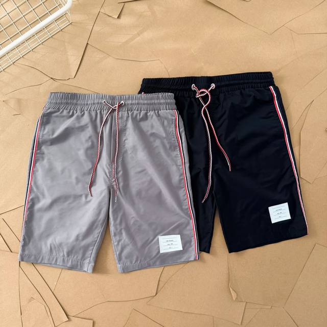 Tb沙滩裤双侧织带短裤 F33 大量现货 Thom Browne 汤姆布朗 .Tb沙滩裤经典红白蓝双侧织带短裤 意大利制造版本 面料采用定制夏季速干面料 内里包