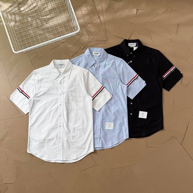 Tb双袖标牛津纺短袖衬衫 T91 Thom Browne 汤姆布朗.Tb衬衫经典双袖标短袖红白蓝织带衬衣 意大利制造产地小标 长期现货供应 Zp牛津纺定制面料