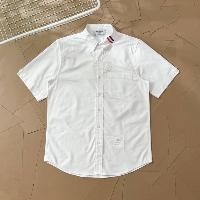 Tb领子织带牛津纺短袖衬衫 T29 Thom Browne .汤姆布朗.Tb领子织带夏季短袖衬衫 意大利制造产地小标 Tb牛津纺 %新疆长绒棉短袖衬衣 面料采用