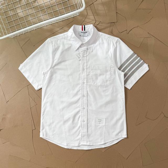 Tb袖子灰色条纹牛津纺短袖衬衫 T90 Thom Browne .汤姆布朗.Tb袖子灰色四条杠后领三色织带夏季短袖衬衫 意大利制造产地小标 Tb牛津纺 %新疆长