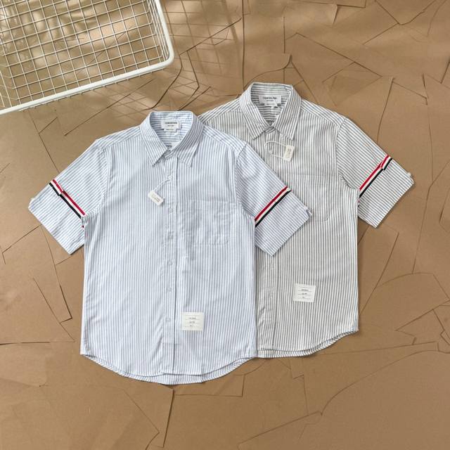 Tb双袖标条纹牛津纺短袖衬衫 T88 Thom Browne .汤姆布朗.Tb夏季短袖衬衫蓝色条纹 灰色条纹双袖标短袖 意大利制造产地小标 Tb牛津纺 %新疆长