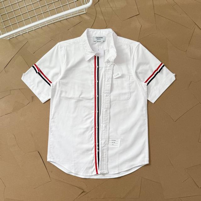 Tb双袖标 内织带标 短袖衬衫 T33 Thom Browne 汤姆布朗 Tb经典双袖标兼内织带同款联名牛津纺短袖衬衫 意大利制造产地小标 Tb牛津纺 %新疆长