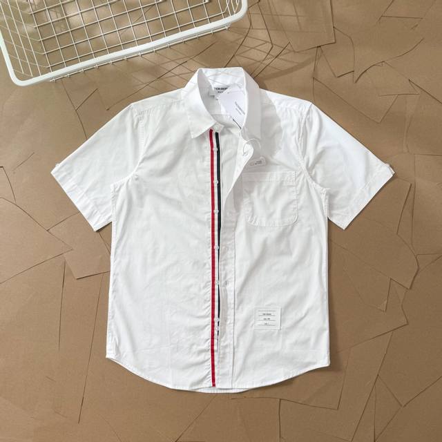 Tb夏季府绸面料短袖内门襟织带衬衫 T83 Thom Browne 汤姆布朗. Tb夏季短袖衬衫府绸面料绸缎内门襟织带经典衬衫 意大利制造产地小标 Tb牛津纺