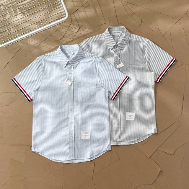 Tb袖口织带牛津纺短袖衬衫 T82 Thom Browne .汤姆布朗.Tb袖口织带夏季短袖衬衫 意大利制造产地小标 Tb牛津纺 %新疆长绒棉短袖衬衣 面料采用