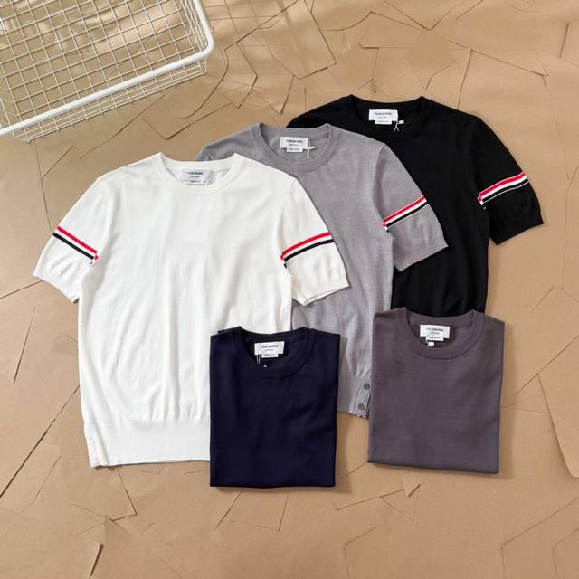 Tb冰丝羊毛双袖标条纹针织衫圆领T恤衫半袖 M28 Thom Browne 汤姆布朗 独家色系 Tb双袖标条纹针织羊毛混纺冰丝手感圆领T恤衫半袖夏季经典款 毛料