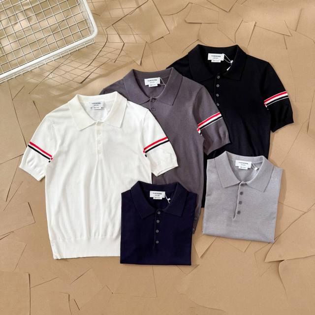 Tb双袖标条纹冰丝羊毛针织衫Polo衫半袖 M29 Thom Browne 汤姆布朗 独家色系 Tb针织衫双袖标条纹羊毛混纺冰丝手感Polo衫半袖夏季经典款 毛