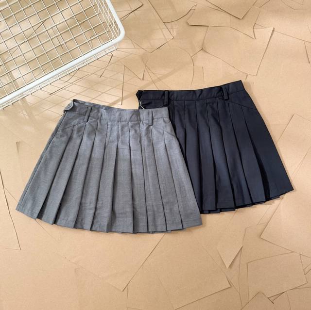 Tb经典百褶裙 D01 Thom Browne .汤姆布朗 Tb经典百褶裙短裙 面料采用高档免烫西装面料 里布面料采用官网正品条纹面料 内里搭配安全裤防走光 外