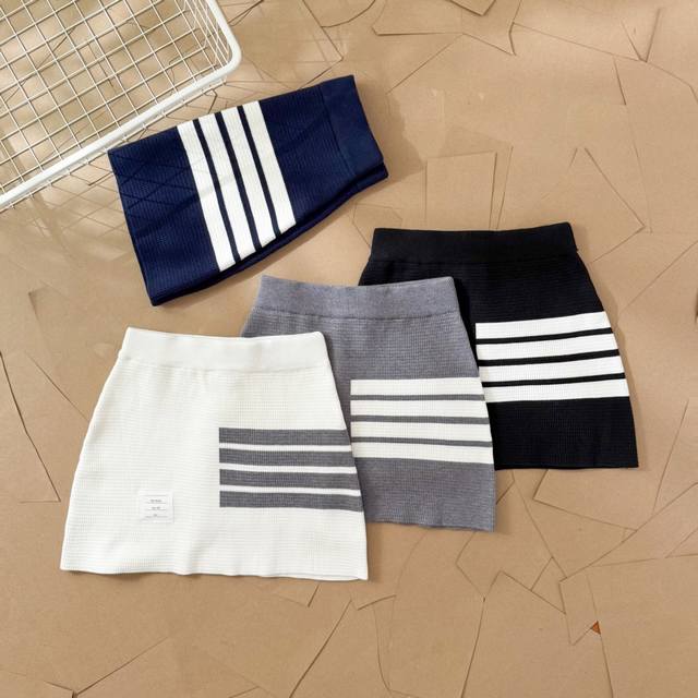 Tb四杠针织短裙华夫格纹包臀裙 D30 Thom Browne 汤姆布朗.Tb经典四杠条羊绒混纺纹针织短裙包臀裙夏季 毛料透气舒适高柔软度 华夫格 纹路清晰 高
