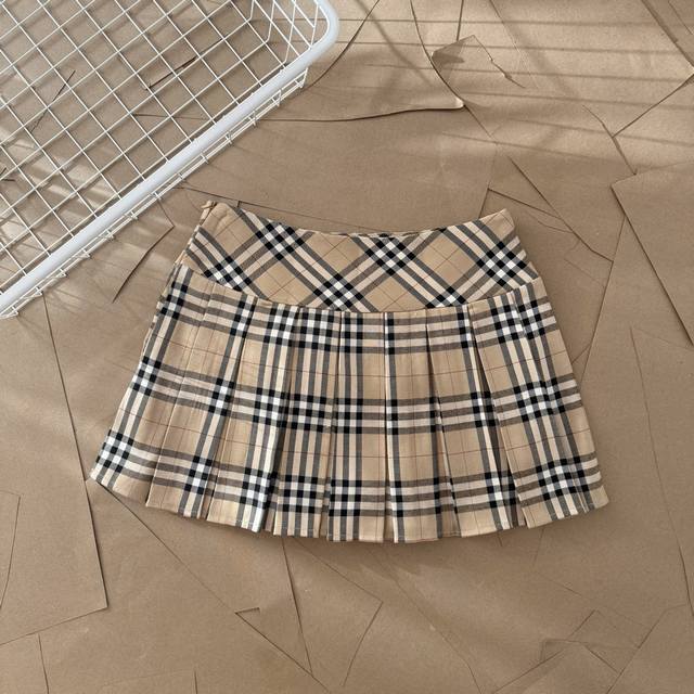 Bbr经典格纹短裙 D25 Burberry 经典格纹短裙夏季斜纹对格裙子 正品起版 面料采用高档定制格纹面料 里布面料采用官网正品纯棉 外侧隐形拉链 三标齐
