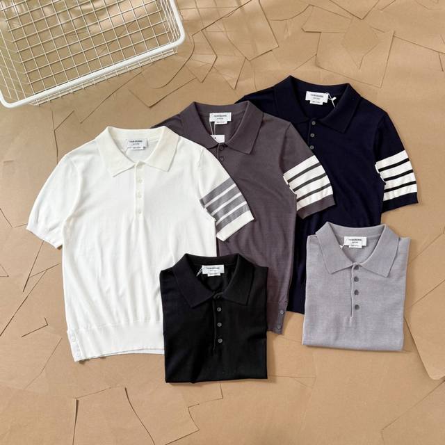 Tb冰丝羊毛针织衫Polo衫四条杠半袖 M26 Thom Browne 汤姆布朗 独家色系 Tb针织衫双袖标条纹羊毛混纺冰丝手感Polo衫半袖夏季经典款 毛料高