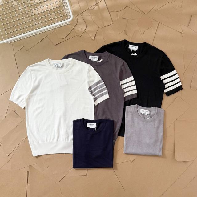Tb冰丝羊毛针织衫圆领T恤衫四条杠半袖 M27 Thom Browne 汤姆布朗 独家色系 Tb针织羊毛混纺冰丝手感圆领T恤衫半袖四条杠条纹夏季经典款 毛料高支