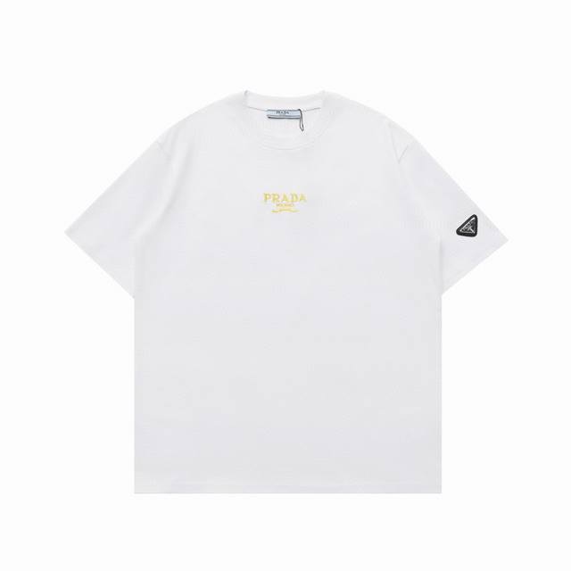 顶级复刻版本 Prada 普拉达新款袖口三角标Logo休闲圆领短袖T恤 面料: 280G重磅纯棉，随意对比 砖柜同步。第一时间正品开发研制。欢迎对比！面料采用Z
