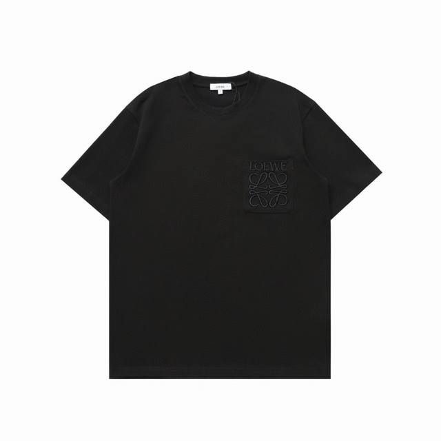 顶级复刻版本 Loewe 罗意威新款胸口小口袋刺绣休闲圆领短袖T恤 面料: 280G重磅纯棉，随意对比 砖柜同步。第一时间正品开发研制。欢迎对比！面料采用Zp定