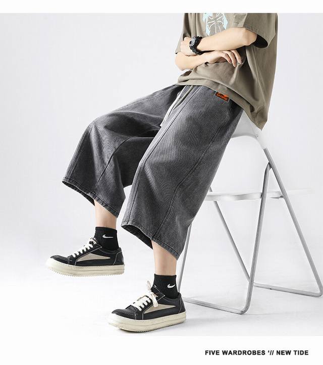 李宁海外版25Ss新款高品质休闲七分牛仔短裤！ 裤子版型宽松 细节完美 采用工装牛仔面料耐磨耐脏 立体裁剪宽松版型 进口贴布反复水洗不会开裂脱落，男女同款情侣款
