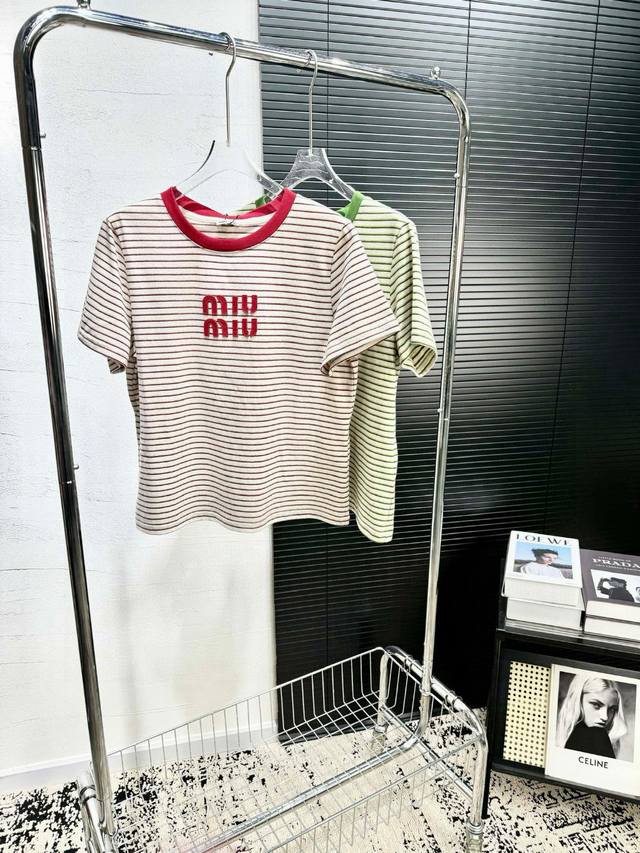 Miumiu缪缪字母贴布刺绣条纹圆领短袖T恤 款号：25670704070 颜色：红色 绿色 尺码：Sml S码80-95斤 M码95- 斤 L码 -125斤