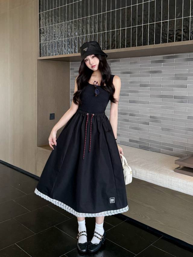 Miumiu缪缪字母方块刺绣Logo抽绳松紧腰长半裙 款号：25670704060 颜色：卡其色 黑色 蓝色 尺码：Sml S码80-95斤 M码95- 斤 L