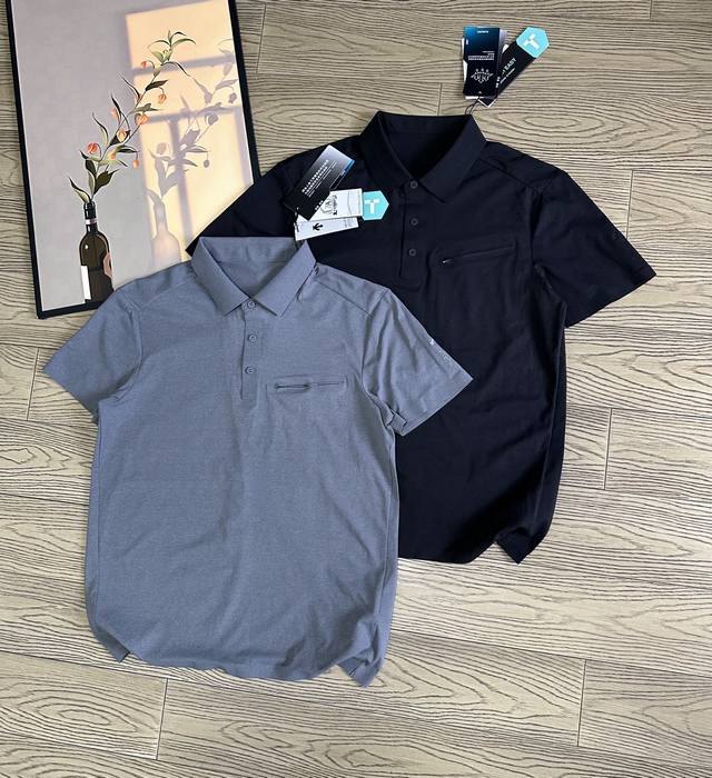 Descente 迪桑特两色综训运动健身Tough透气排汗舒棉短袖Polo袖口品牌字母Logo上衣 全身压胶男士方领Polo衫上衣！ 进口精梳面料亲肤舒爽，不粘
