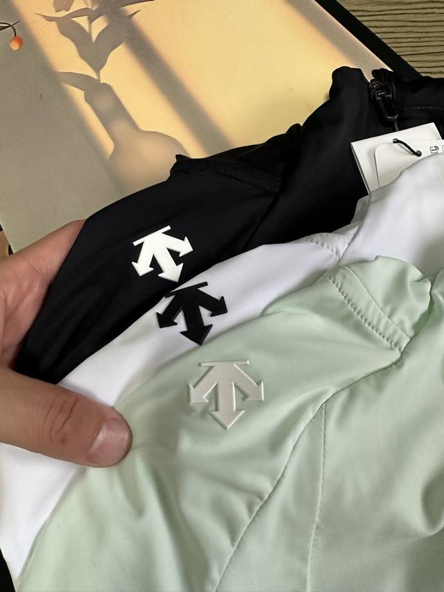 细节图 Descente 迪桑特 女款三色连帽专柜轻量防晒连帽皮肤衣外套 采用轻盈速干的功能型面料，具备优异的Upf防晒指数，有效阻隔紫外线侵害；亲肤不闷热，穿