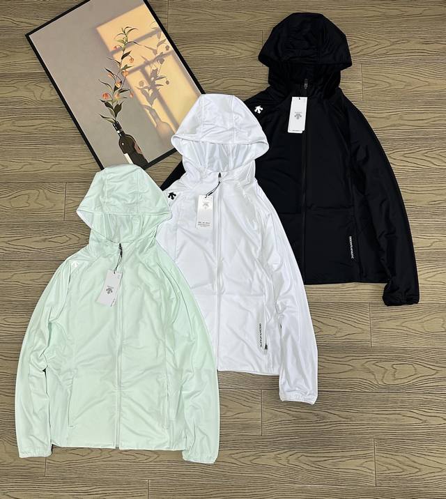 Descente 迪桑特 女款三色连帽专柜轻量防晒连帽皮肤衣外套 采用轻盈速干的功能型面料，具备优异的Upf防晒指数，有效阻隔紫外线侵害；亲肤不闷热，穿着清爽自