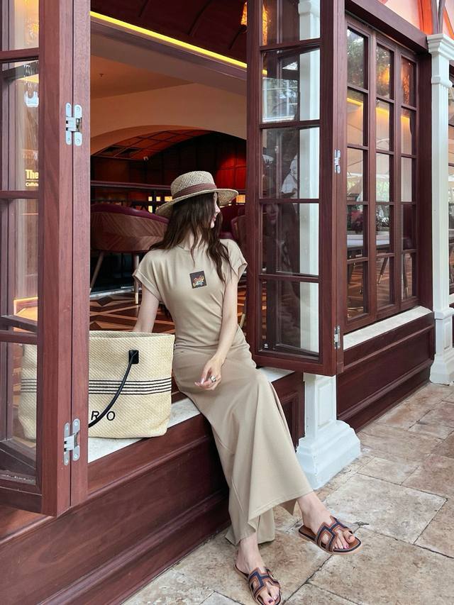 Loewe罗意威定制字母皮标侧边开叉圆领短袖连衣裙 款号：25670706115 颜色：灰色 黑色 卡其色 尺码：Sml S码80-95斤 M码95- 斤 L码