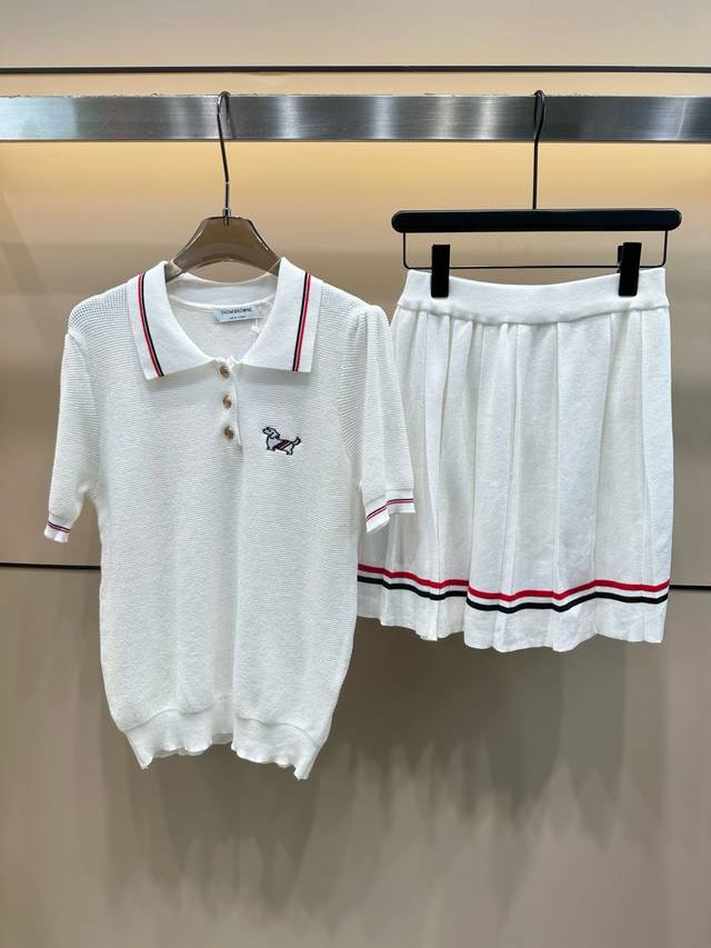 Thom Browne Tb小狗刺绣定制B字金扣翻领短袖半裙针织套装 款号：25670106 颜色：白色 尺码：均码 80-125斤
