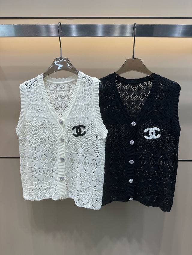 Chanel香奈儿小香双C刺绣定制纽扣镂空V领针织背心 款号：25670106102 颜色：白色 黑色 尺码：均码 80-125斤