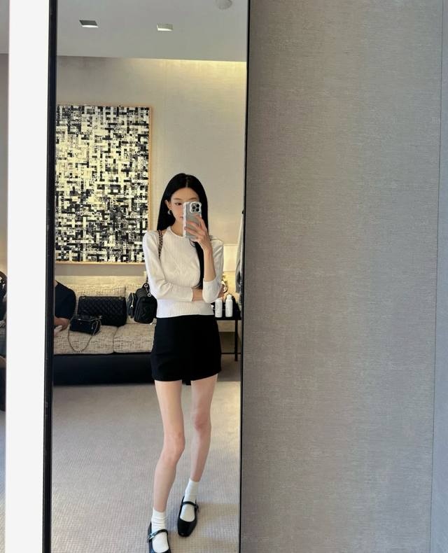 Chanel香奈儿小香挂脖绑绳露背针织长袖 款号：25670106098 颜色：白色 黑色 尺码：均码 80-125斤