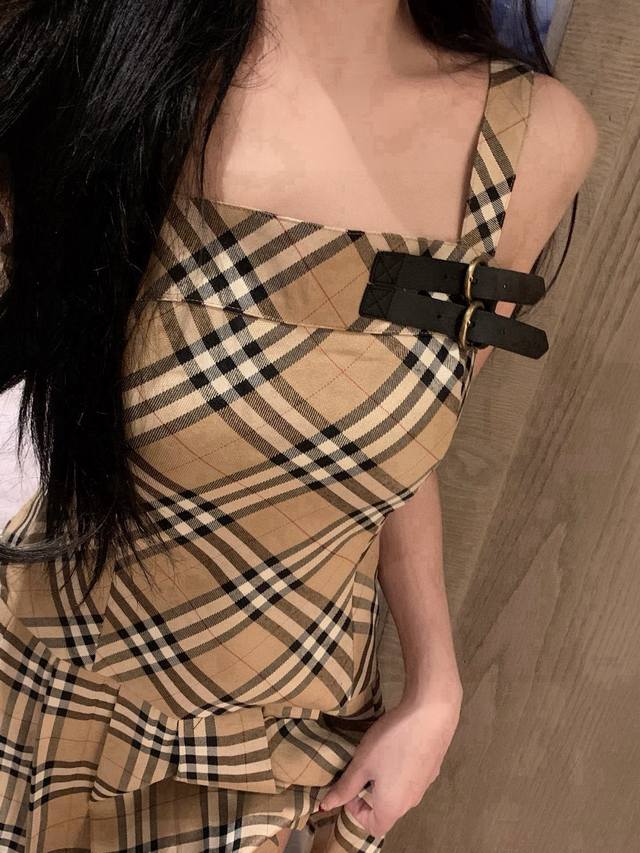 Burberry 巴宝莉Bbr经典格子吊带百褶连衣裙配发箍 款号：25670601474 颜色：卡其色 尺码：Sml S码80-95斤 M码95- 斤 L码 -
