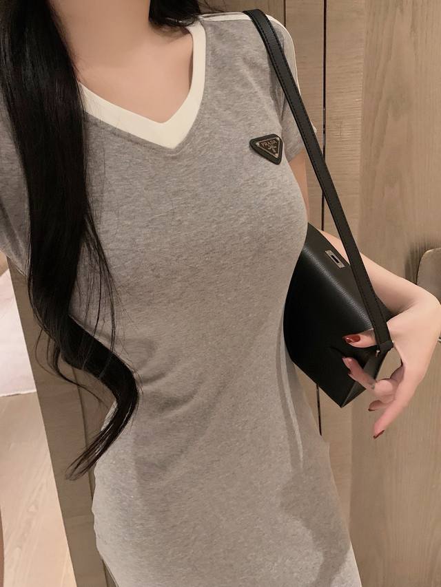 Prada普拉达定制字母三角标撞色V领短袖后中开叉连衣裙 款号：25670606097 颜色：黑色 灰色 尺码：Sml S码80-95斤 M码95- 斤 L码