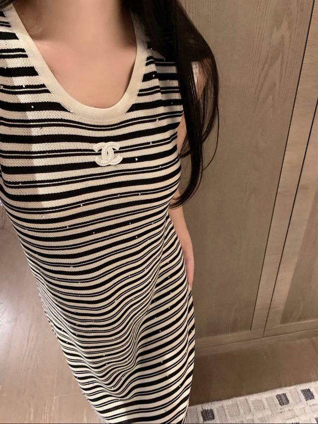 Chanel香奈儿小香双C刺绣烫钻条纹针织背心连衣裙 款号：25672704711 颜色：图片色 尺码：均码 80-125斤