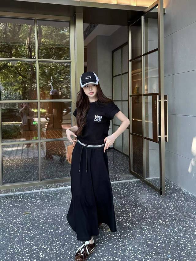 Dior迪奥口袋字母刺绣定制织带开叉圆领短袖上衣抽绳半身裙休闲套装 款号：25670704713 颜色：白色 黑色 尺码：Sml S码80-95斤 M码95-1