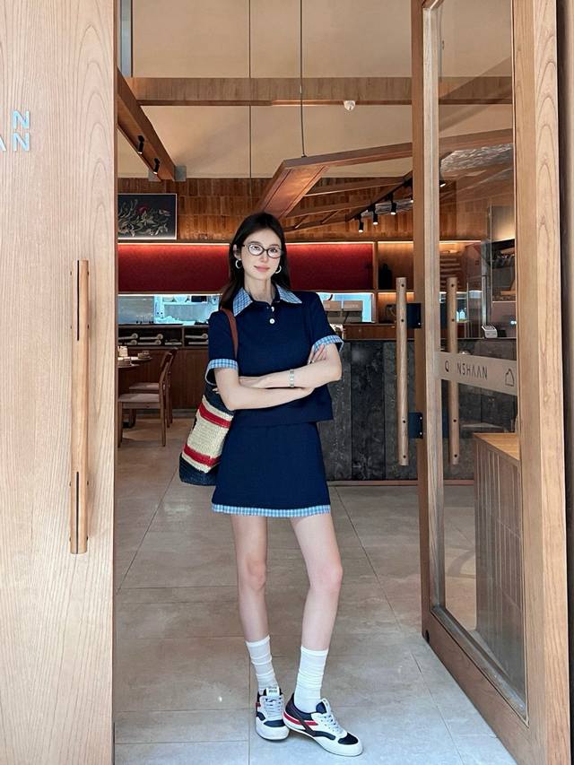 Miumiu缪缪字母贴布刺绣拼接格纹Polo翻领短袖抽绳半裙套装 款号：25670704799 颜色：灰色 蓝色 尺码：Sml S码80-95斤 M码95-11