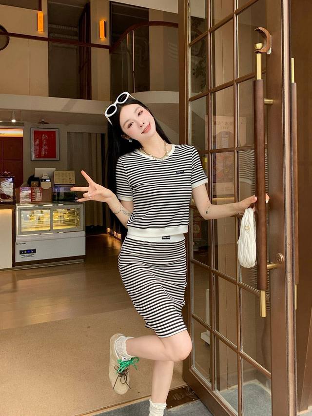 Miumiu缪缪定制字母小标空气棉条纹短袖半裙套装 款号：25670703376 颜色：图片色 尺码：Sml S码80-95斤 M码95- 斤 L码 -125斤
