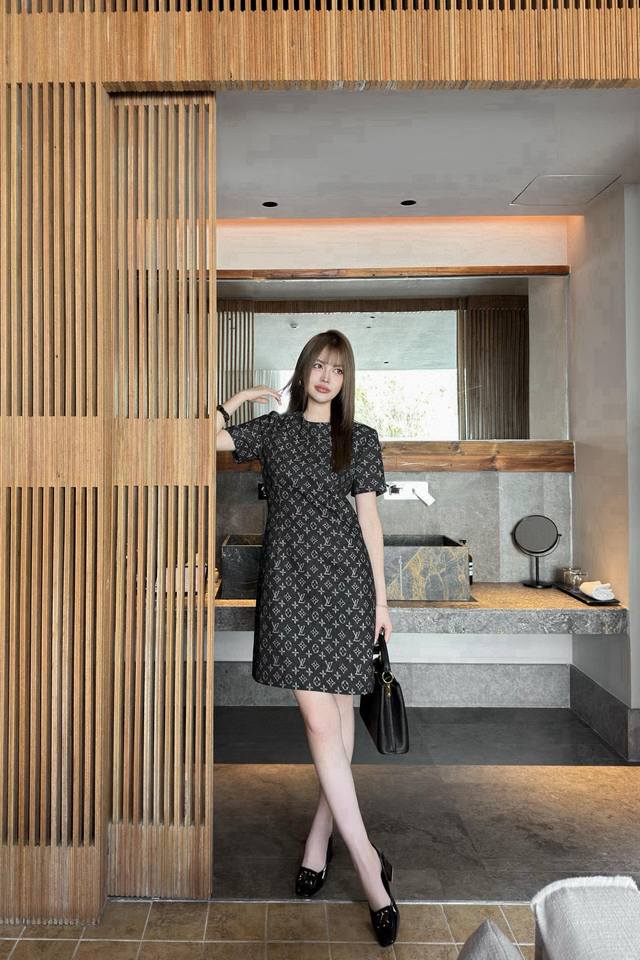 Louis Vuitton Lv 驴家老花四叶草字母提花圆领短袖连衣裙 款号：25673905228 颜色：黑色 尺码：Sml S码80-95斤 M码95- 斤