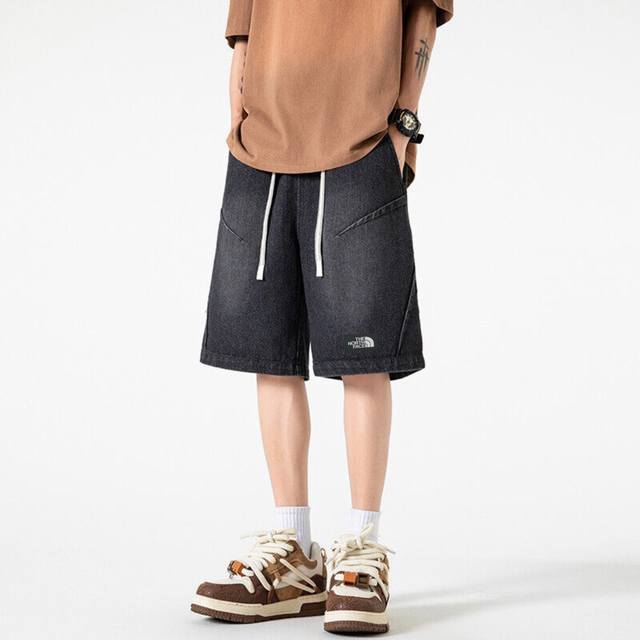 The North Face Tnf北面 夏季美式高街不规则拼接牛仔短裤五分裤 北面最新系列，全新的设计语言，经典的美式复古元素，裤型前后不规则拼接设计，简约之