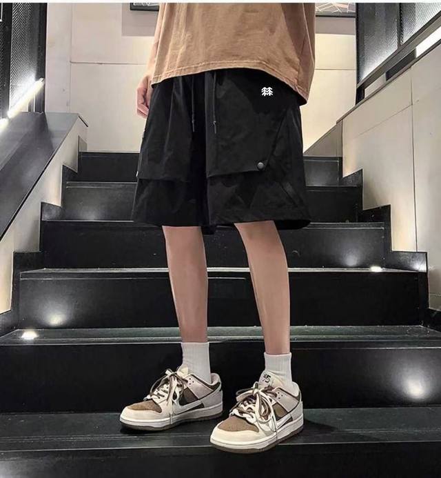 Kolon 可隆夏季户外防水透气大口袋折叠拼接工装短裤户外短裤。 高品质梭织锦纶面料 ，柔软亲肤 ，不起球， 个性百搭 ，立体裁剪版型合身，不挑身材舒适着装。