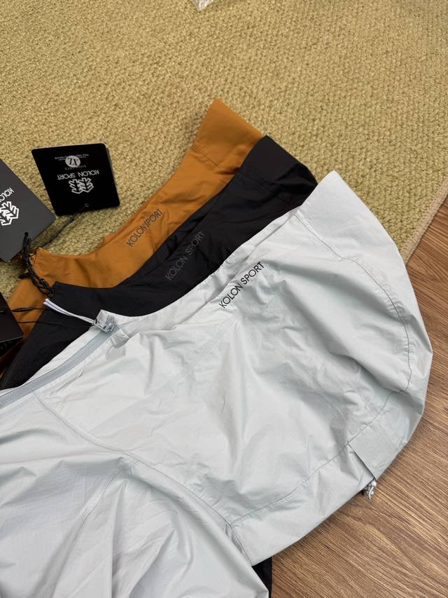 细节图# Kolon Sport 可隆 三色夏季连帽防晒衣，全压胶版本 面料全部采用高定制面料，轻质量感，挺阔有型，四面弹结构，同时具有接触凉感功能性。简约立领
