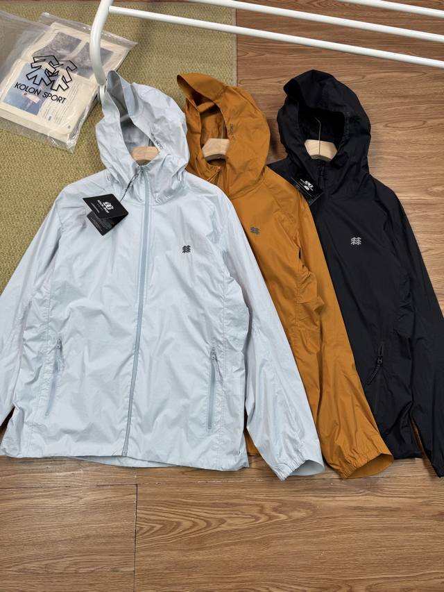 Kolon Sport 可隆 三色夏季连帽防晒衣，全压胶版本 面料全部采用高定制面料，轻质量感，挺阔有型，四面弹结构，同时具有接触凉感功能性。简约立领设计，舒适