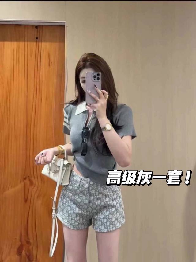 New World 上新 灰色经典四条杠半拉链修身短袖T恤 太懂韩女了！！ 它既懂我们要的日常感 又懂暗藏心思的小优雅 尺码：Sm S M 衣长 55 56 胸