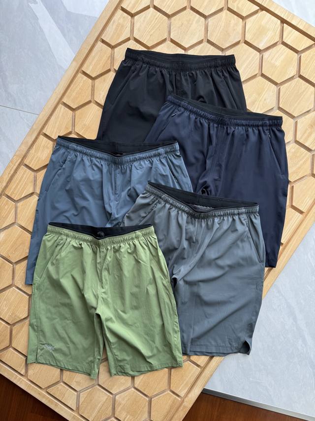 Arc’Teryx 始祖鸟夏季男子运动跑步健身速干运动短裤 始祖鸟科技面料运动休闲五分裤轻薄速干短裤休闲通勤机能短裤，裤脚压胶开叉设计。 品名：鸟五色运动短裤
