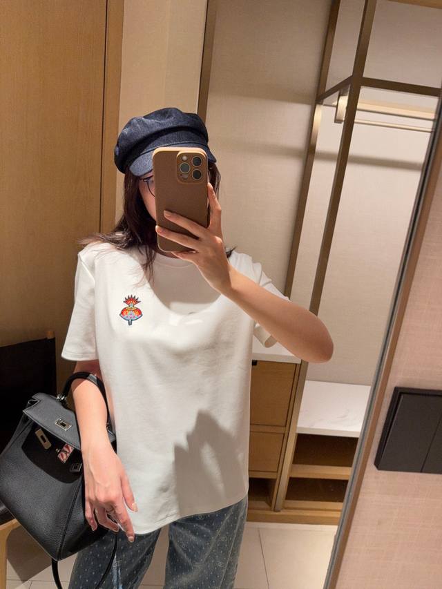 之禾家同款年款多福T恤 颜色:奶白色 尺码:S M L Xl 2Xl 面料成分:95%棉 5%氨纶 产品特点:采用高质感重磅纯棉面料，自带光泽感，顺滑亲肤，触感