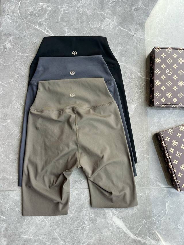 Lulu家爆款反光瑜伽短裤 颜色：黑色，灰色，浅棕= 深绿 尺码：M，L，Xl 面料：75%锦纶，25%氨纶 Lulu家最经久不衰的Align女士运动高腰紧身短