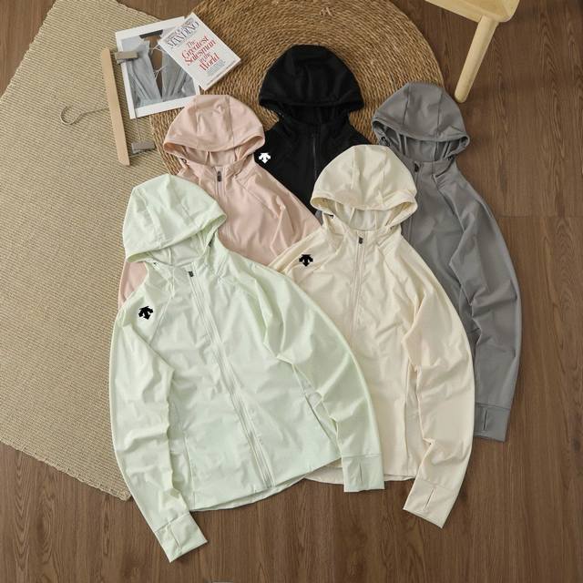 冰爽顺滑防晒衣 颜色：黑色、米杏色、深灰、粉色、浅绿。 尺寸：M，L，Xl，Xxl 面料：82.2%锦纶 17.8%氨纶 迪桑特家平替防B1198晒衣，连帽设计