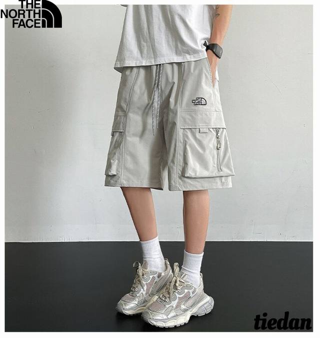 北面The North Face 夏季新款，男士松紧腰百搭休闲户外品质轻薄工装休闲短裤，男士五分裤工装裤！ 上身凉爽不沾身 腰部为松紧带设计 大小可调 松紧自如
